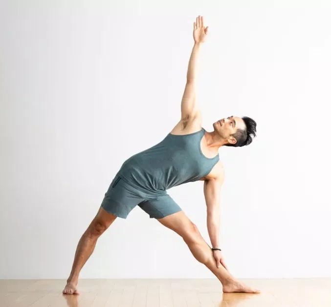 Tư thế tam giác không cần phải chạm tay xuống sàn (Ảnh: Internet) Tư thế tam giác không cần phải chạm tay xuống sàn (Ảnh: Internet)