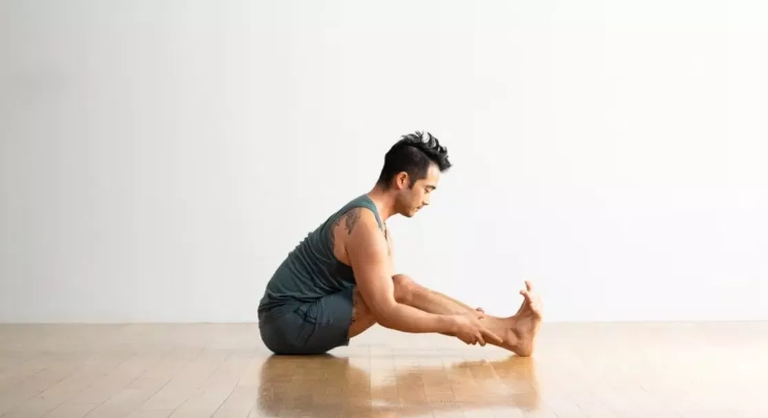 Giữ lưng thẳng trong các động tác gập người ra trước (Ảnh: Internet) Giữ lưng thẳng trong các động tác gập người ra trước (Ảnh: Internet)