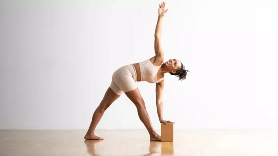 Dùng đồ kê để tránh cong lưng quá nhiều (Ảnh: Internet) Dùng đồ kê để tránh cong lưng quá nhiều (Ảnh: Internet)