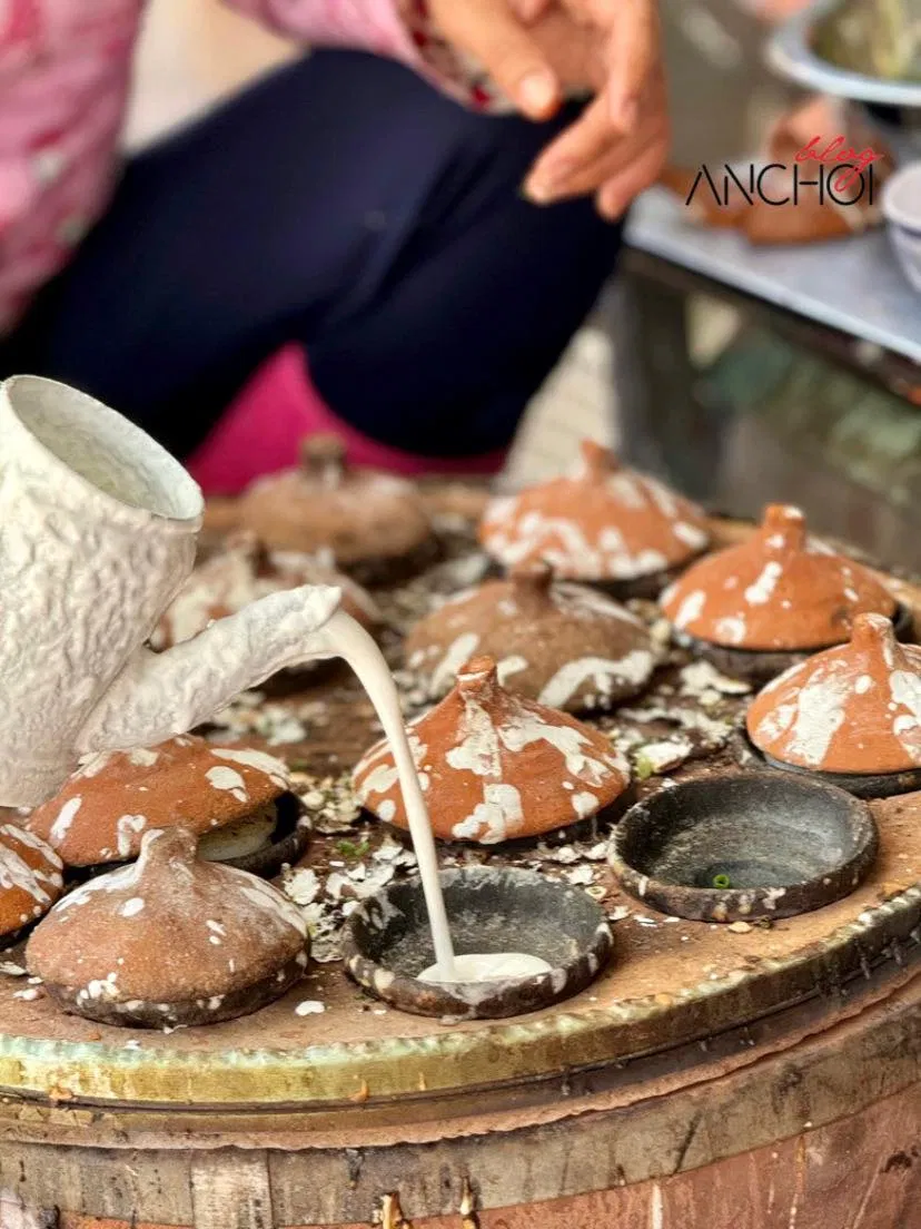Bánh căn nóng giòn được đổ liên tục tại quán bánh căn Lân Nguyệt (nguồn: BlogAnChoi)