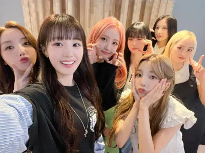 Các thành viên EL7Z UP tự sướng cùng nhau (Ảnh: kpoplife)