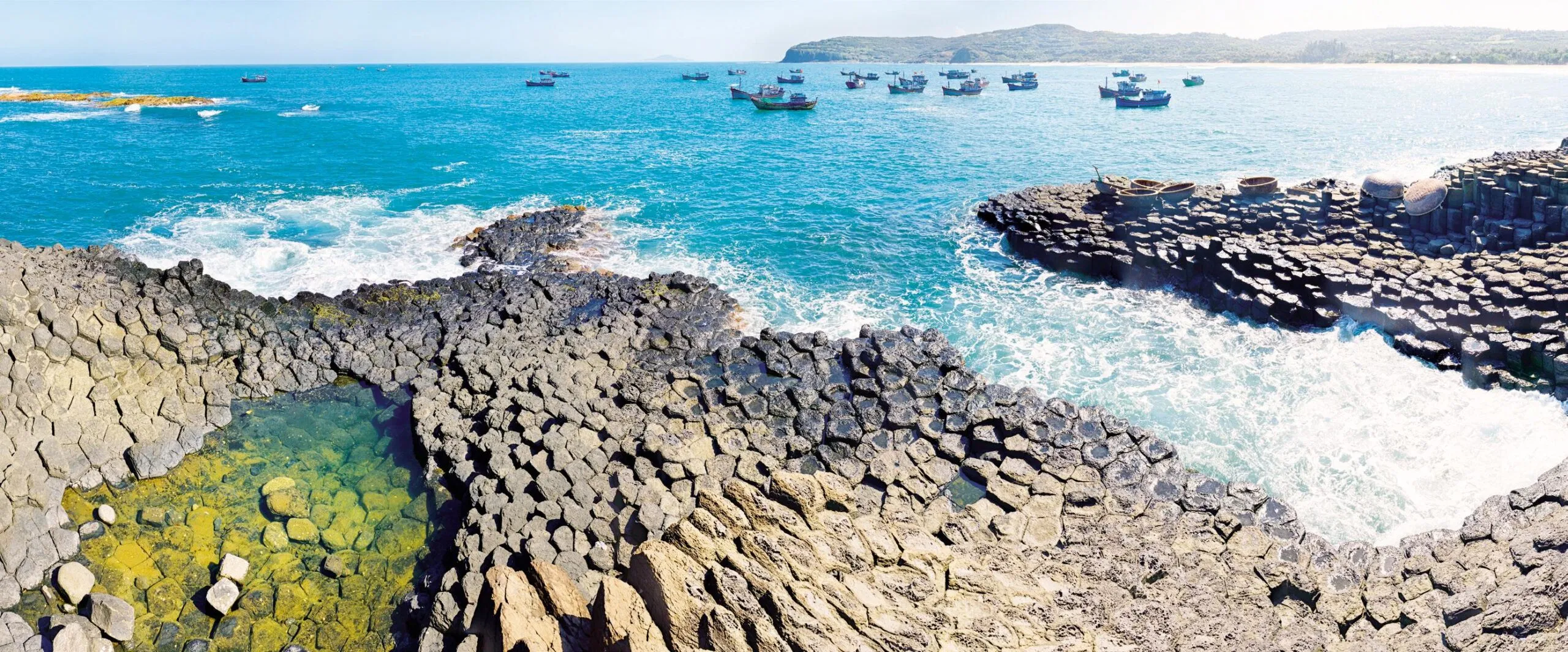 Gành Đá Dĩa Phú Yên vẻ đẹp độc đáo nên ghé đến.