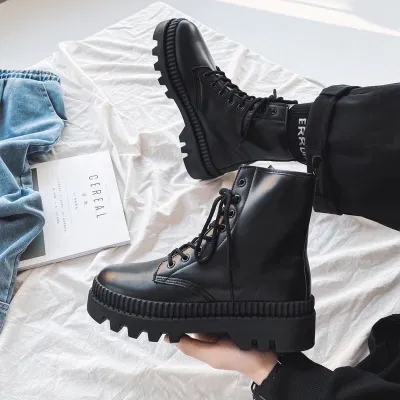 Giày chunky boots - biểu tượng của sức mạnh và phóng khoáng (Nguồn: Internet)