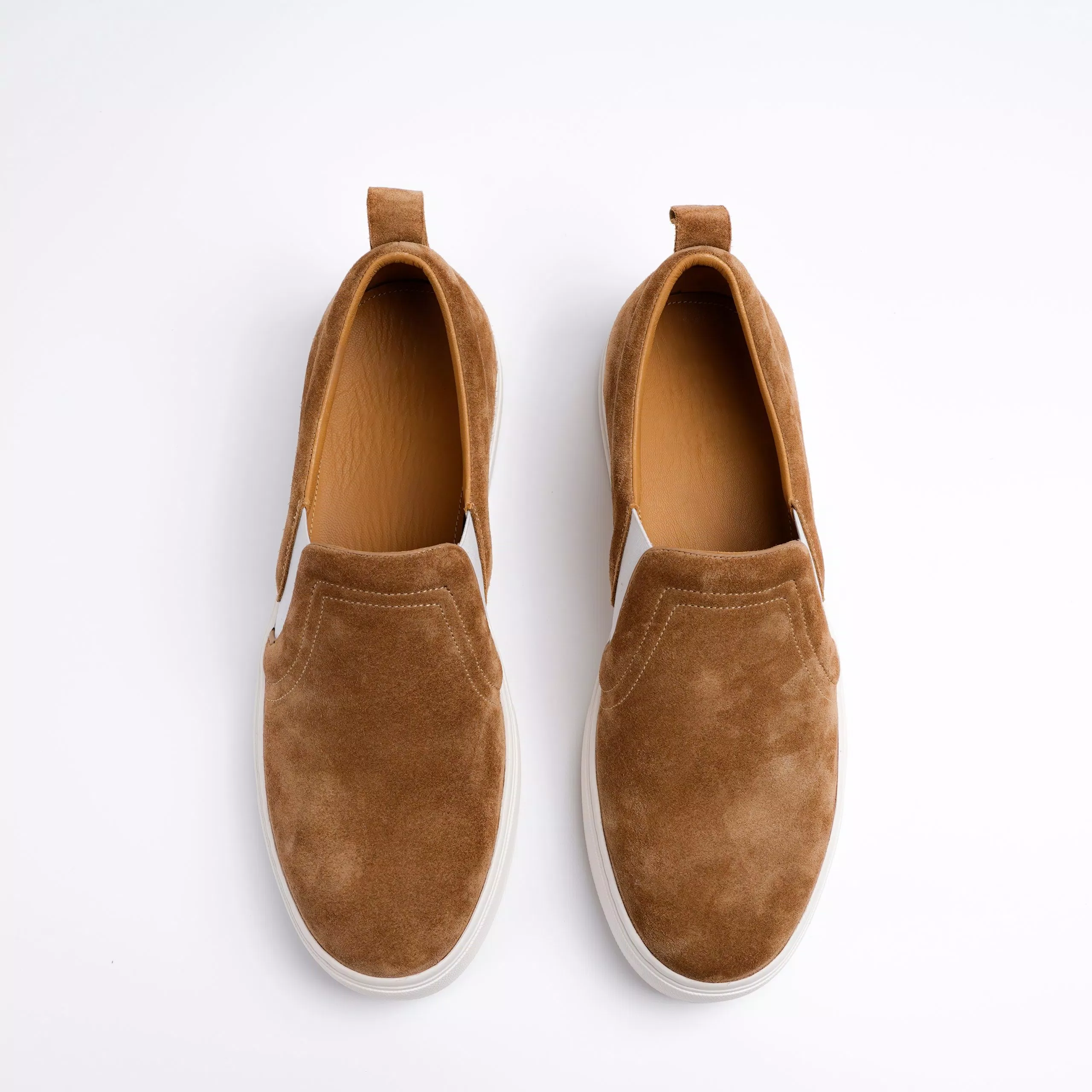 Giày slip-ons đa năng - sự thoải mái và phong cách trong mọi hoàn cảnh (Nguồn: Internet)