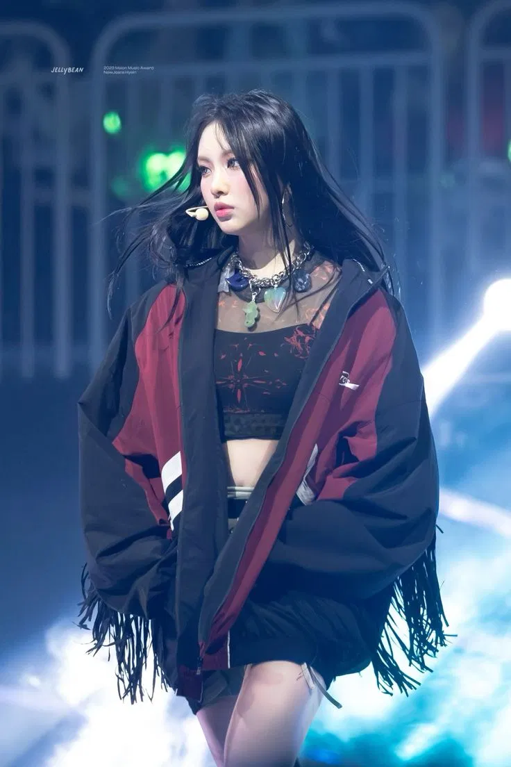 phía công ty quản lý của NewJeans là ADOR Entertainment đã lên thông báo chính thức về việc Hyein sẽ tạm dừng hoạt động vì lý do sức khỏe