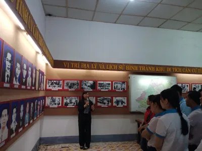 Các bạn sinh viên lắng nghe thuyết trình viên nói về lịch sử của Khu di tích (ảnh: internet)