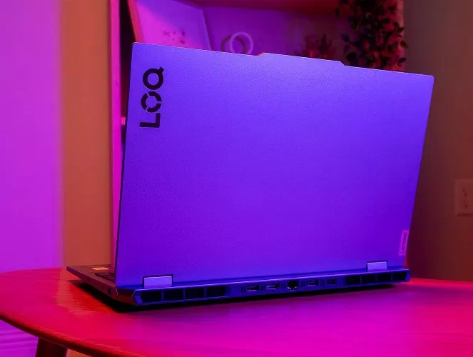 Mặt sau của laptop LOQ 15IAX9I (Ảnh: Internet)