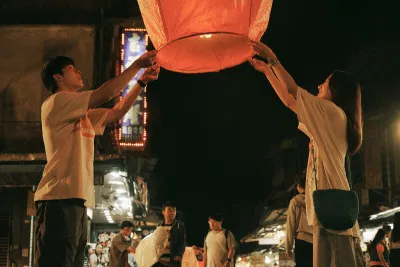 Cả hai thả đèn lòng được ghi ước mơ của mỗi người (Ảnh: internet)