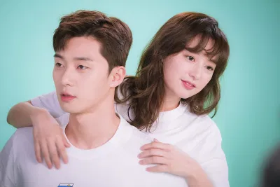 Màn tương tác đáng yêu của Kim Ji Won và Park Seo Joon trong phim (Ảnh: Internet)