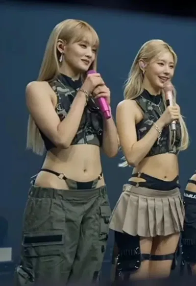 Trước đây, (G)I-DLE cũng từng khiến fan "dở khóc dở cười" khi xuất hiện trong bộ trang phục quần tụt lộ nội y.