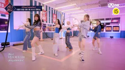2 thành viên Zoa (thứ hai từ phải sang) và Soojin (thứ ba từ trái sang) thể hiện ca khúc Charismatic ở vòng thi đầu tiên (Ảnh: Internet)