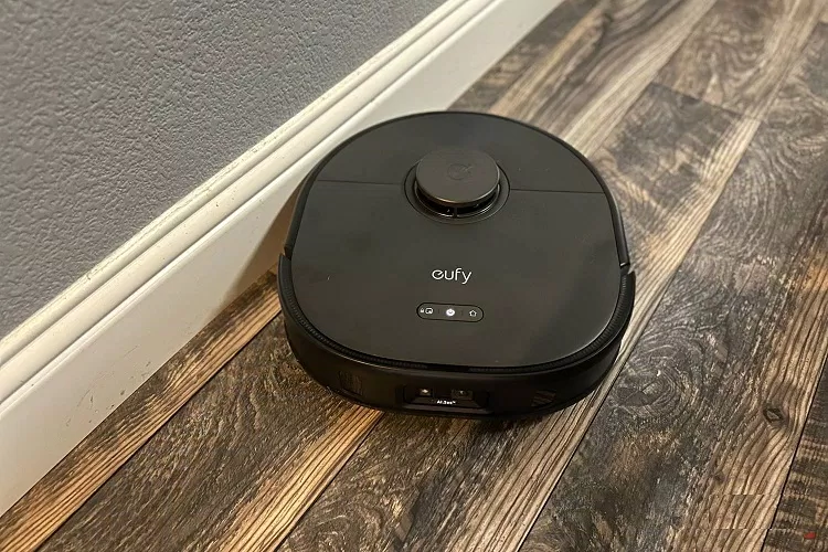 Robot Eufy X10 Pro Omni lau nhà sát cạnh tường (Ảnh: Internet)