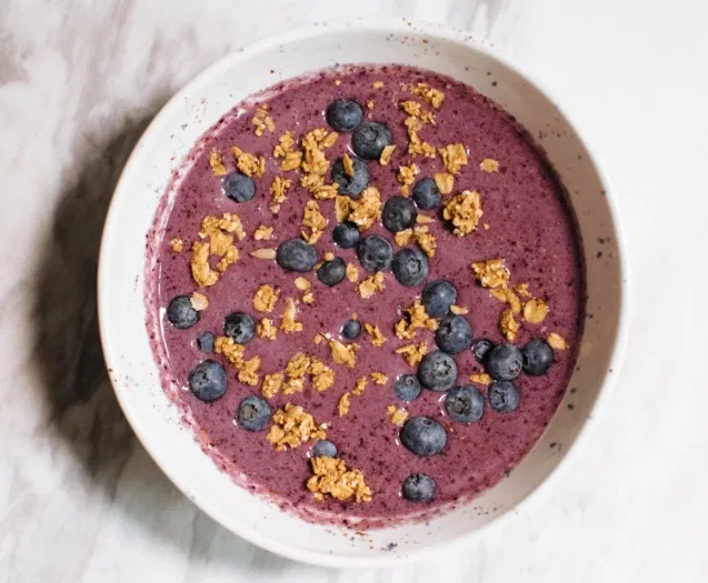 Sinh tố chuối việt quất với granola (Ảnh: Internet) Sinh tố chuối việt quất với granola (Ảnh: Internet)