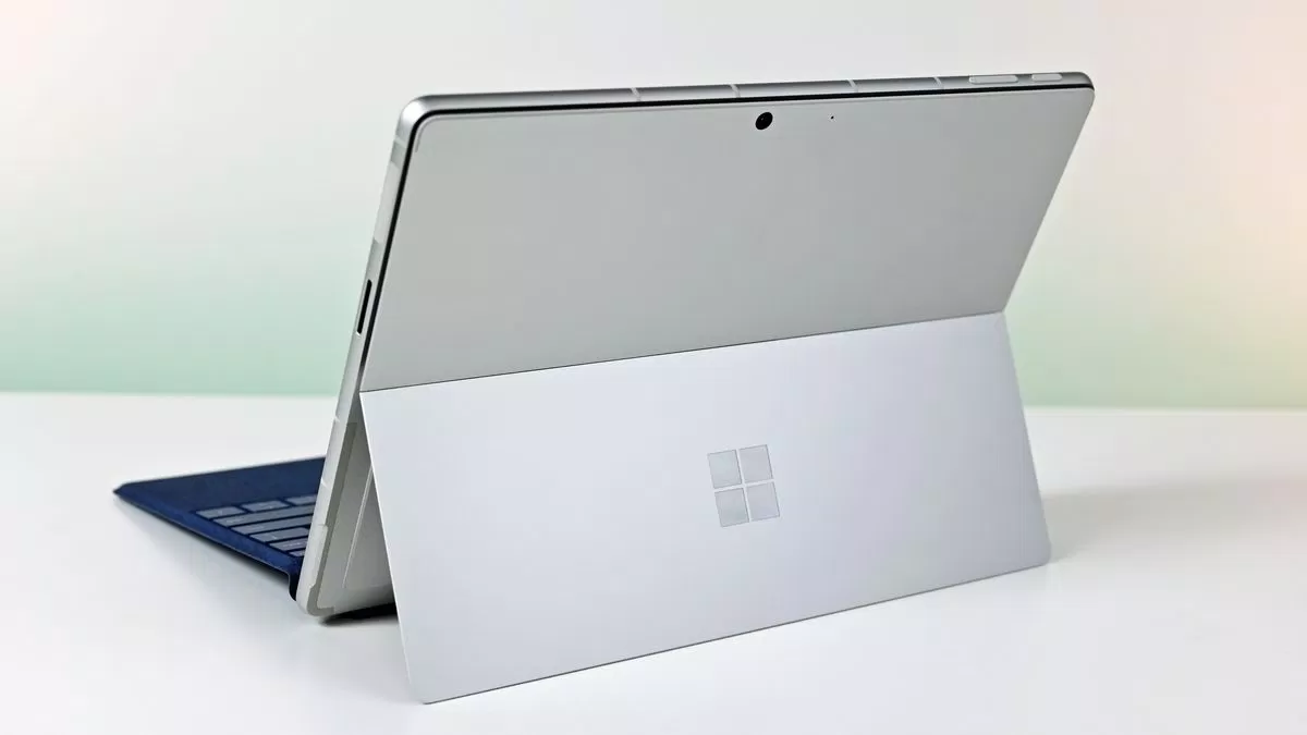 Surface Pro 10 với chân Kickstand linh hoạt (Nguồn: Internet)