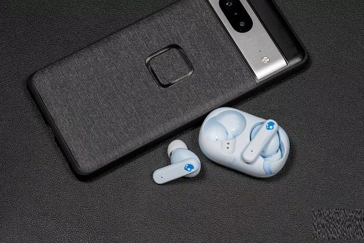 Tai nghe Skullcandy EcoBuds cùng với điện thoại (Ảnh: Internet)