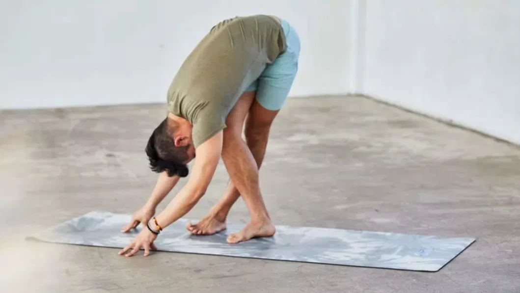 Uttanasana (Đứng gập người về trước với hai chân bắt chéo) (Ảnh: Internet)