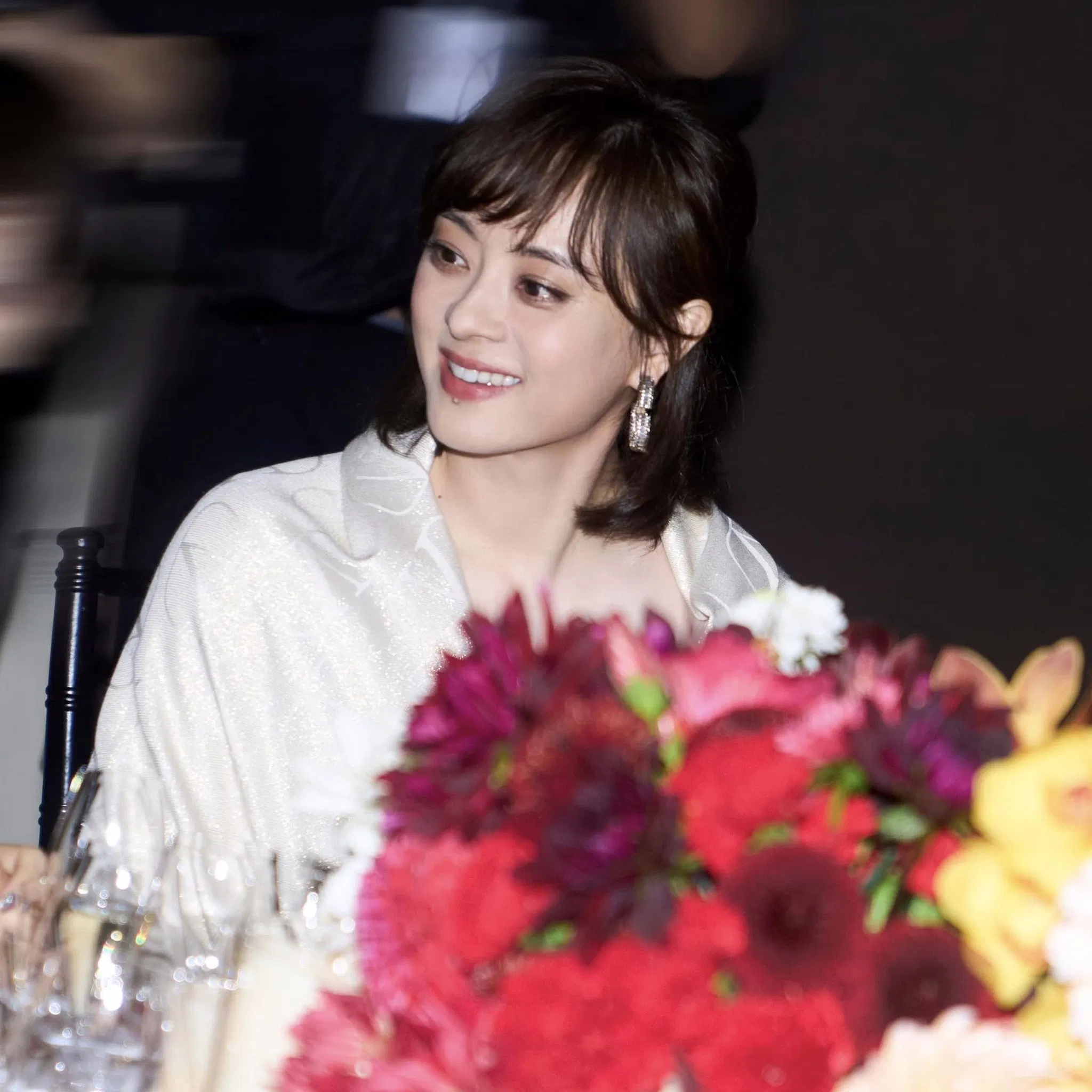 Tôn Lệ rạng rỡ xuất hiện sau khi bị chê bai (ảnh: internet)