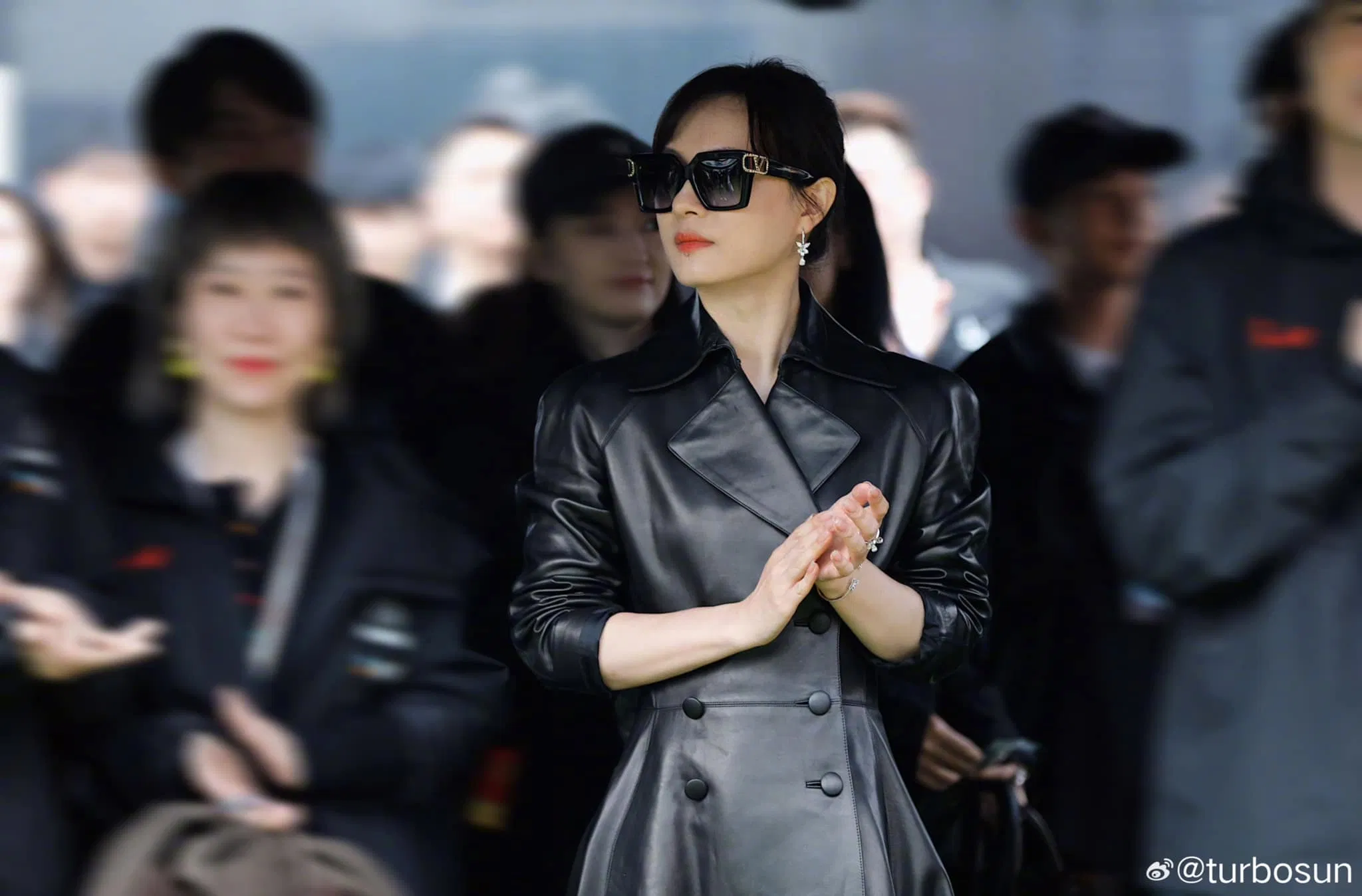 Tôn Lệ thần thái ngút ngàn dự khai máy phim mới (ảnh: internet)