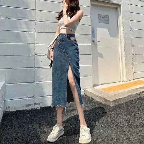 Croptop phối với chân váy denim (Nguồn: Internet)