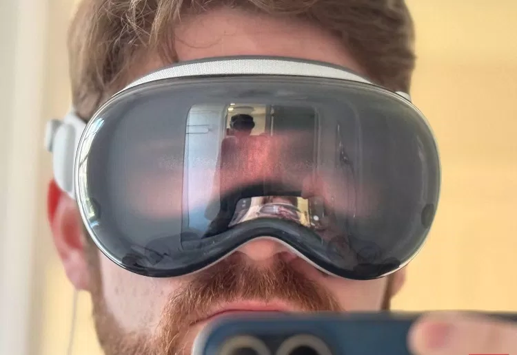 Mặt kính của Vision Pro nhìn từ bên ngoài (Ảnh: Internet)