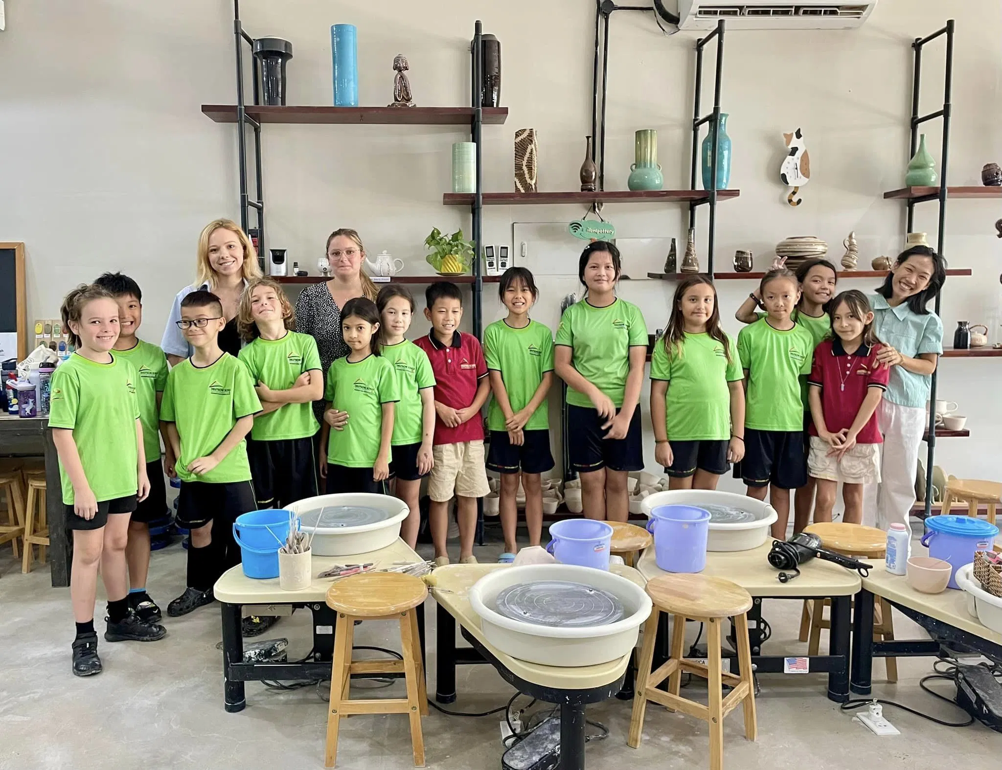 Spin & Gogh là workshop làm gốm TPHCM có bàn xoay