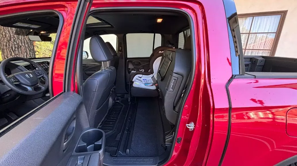 Hàng ghế sau của xe Honda Ridgeline 2024 (Ảnh: Internet) Hàng ghế sau của xe Honda Ridgeline 2024 (Ảnh: Internet)