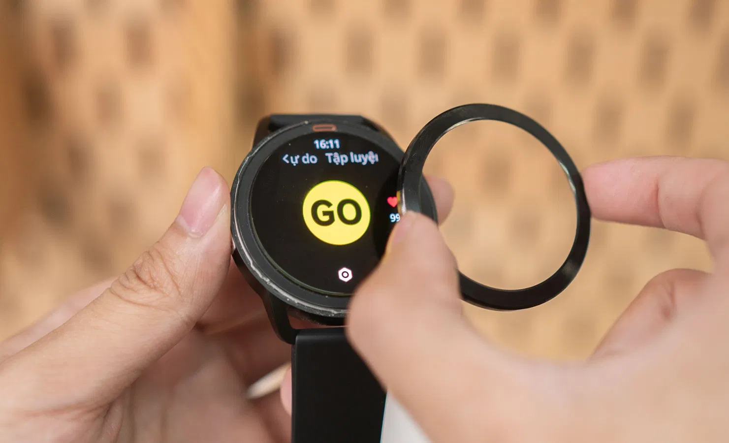 Bạn có thể tháo phần viền bezel một cách dễ dàng (Ảnh: Internet)