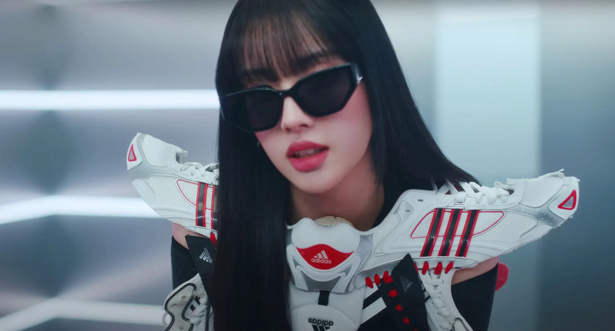 Yoon (STAYC) từng khiến người hâm mộ không khỏi giật mình màn biến giày thành áo.