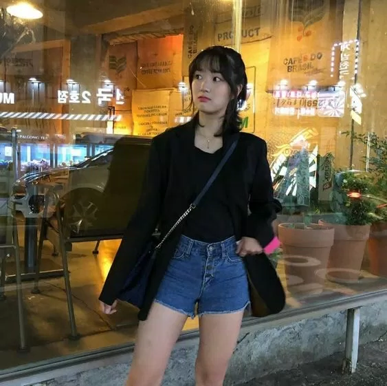 Outfit áo phông và quấn short phối áo khoác blazer (Nguồn: Internet)