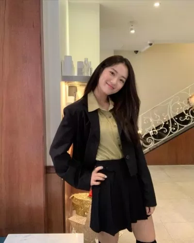 Nữ diễn viên Kim Hye Yoon trông như tiểu thư tài phiệt trong outfit này (Nguồn: Internet)