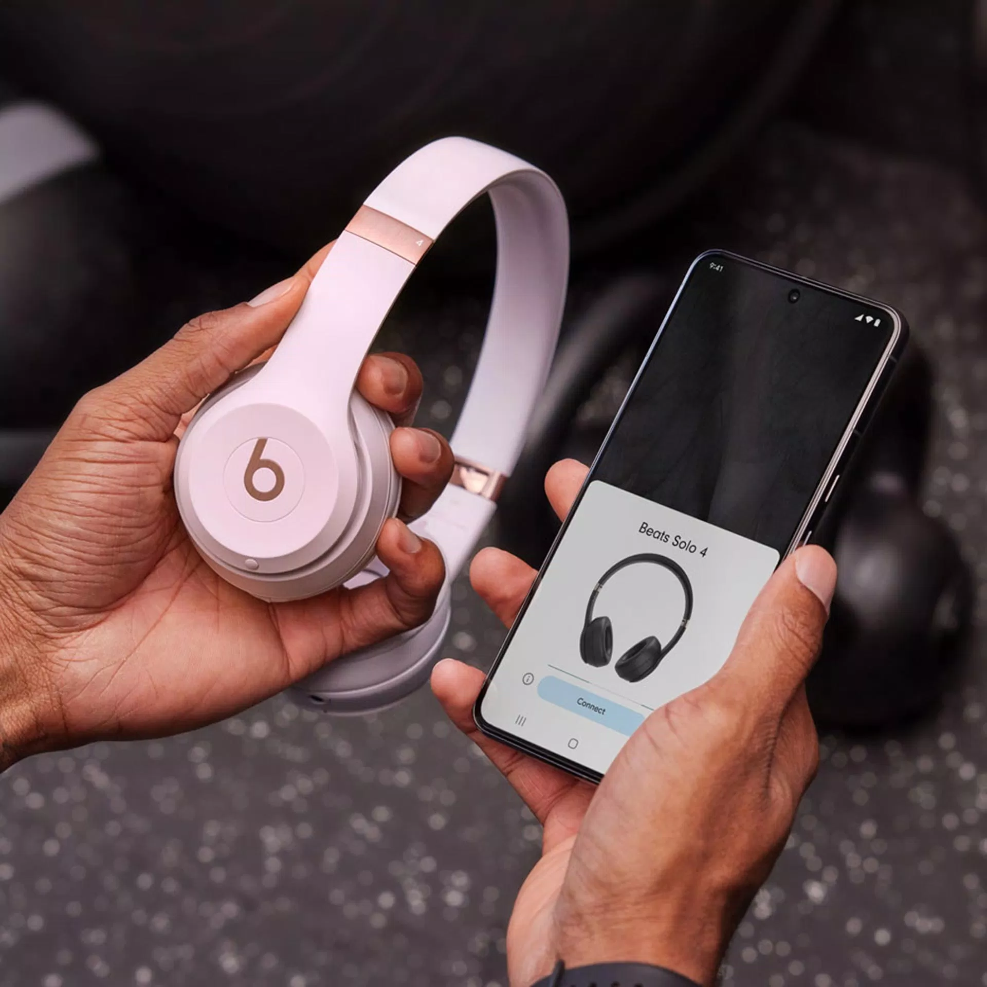 Beats Solo 4 có thể vừa sạc vừa nghe khá tiện lợi (Ảnh: Internet)