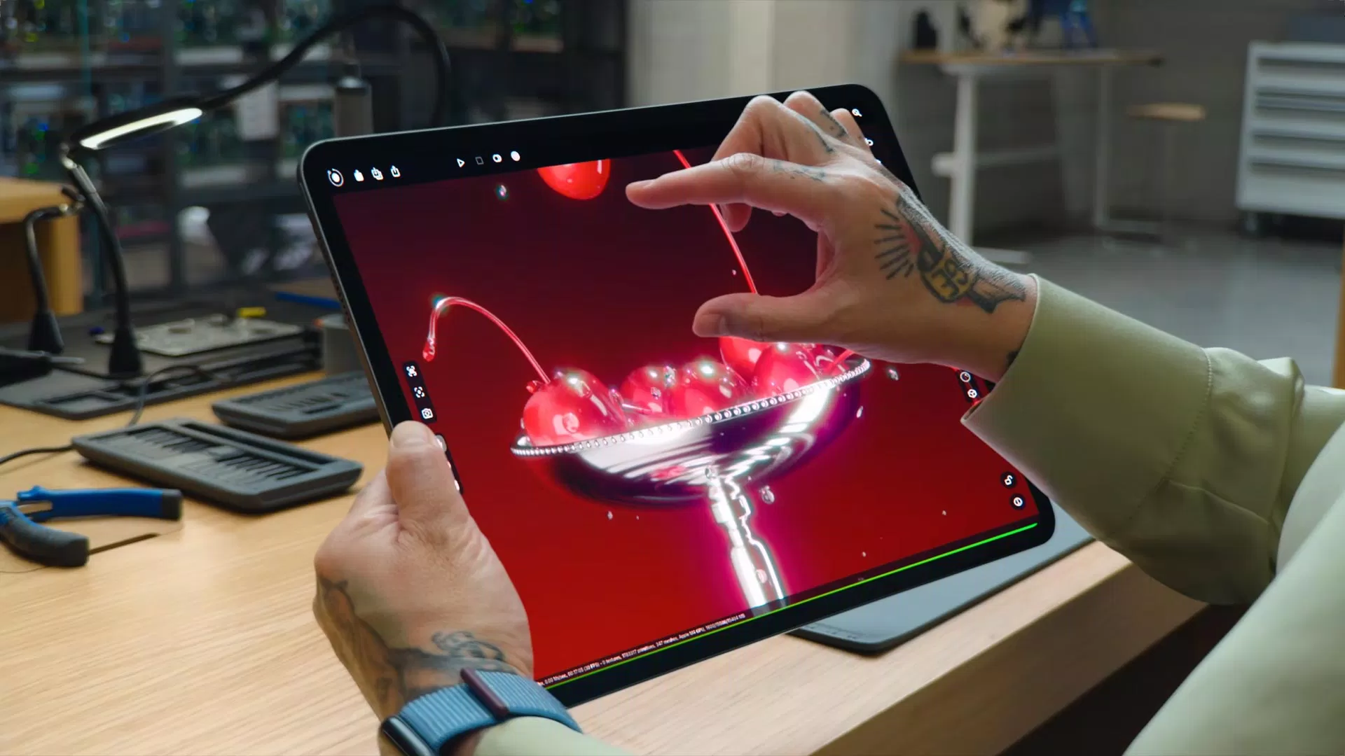 iPad Pro chỉ dày 5,1mm đến 5,3mm tùy thuộc phiên bản (Ảnh: Internet) iPad Pro chỉ dày 5,1mm đến 5,3mm tùy thuộc phiên bản (Ảnh: Internet)