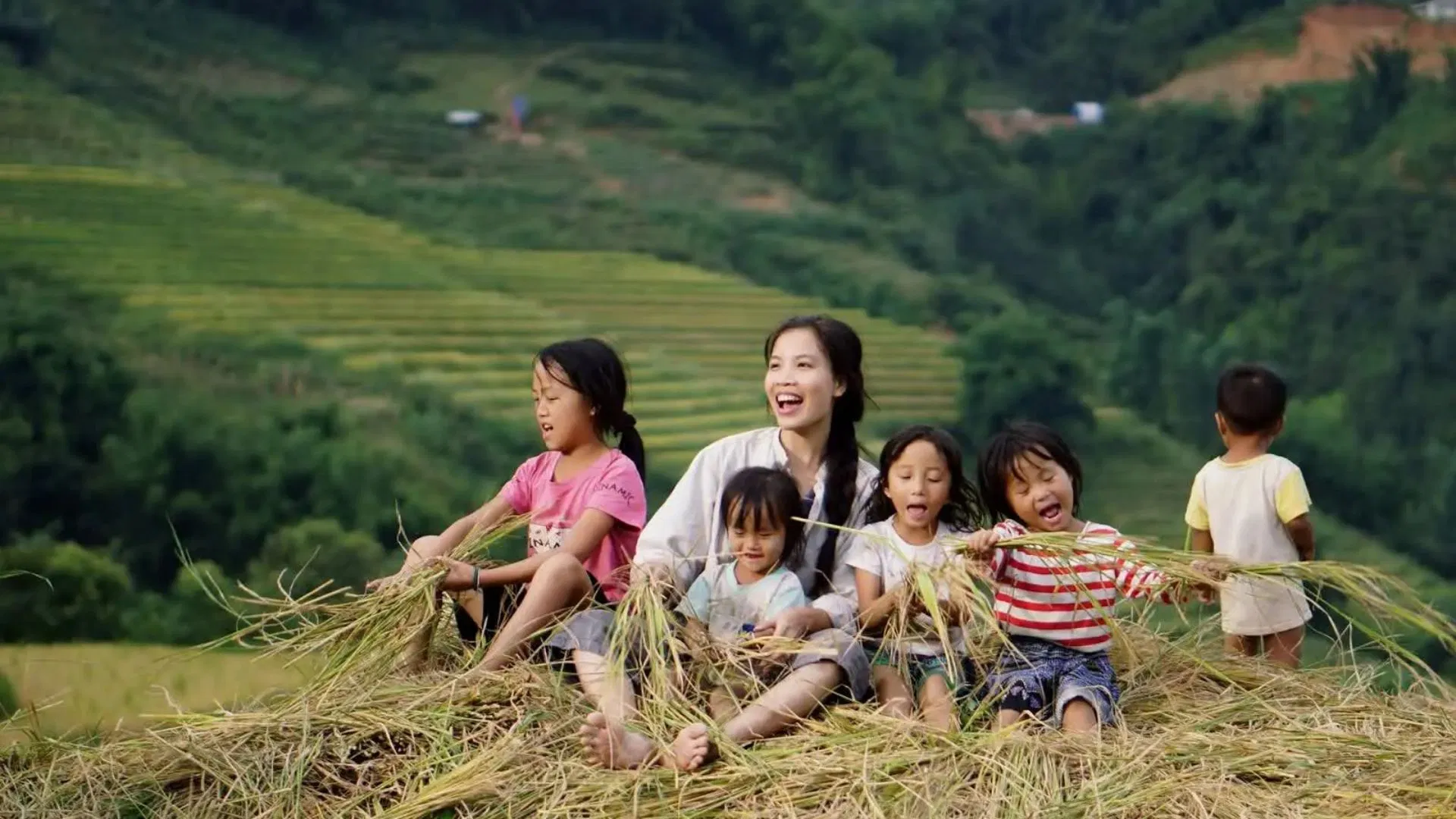 Chủ kênh Bếp trên đỉnh đồi có nụ cười tỏa nắng cùng vẻ đẹp đơn sơ, giản dị ( Ảnh: Internet)