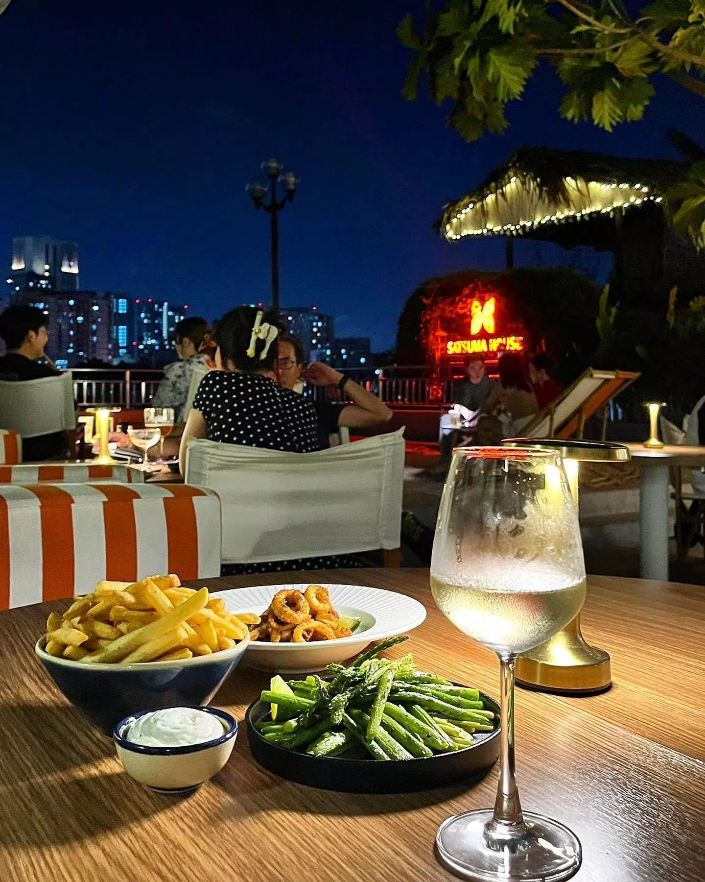 Bữa tối chill bên bờ sông Sài Gòn (ảnh: internet)