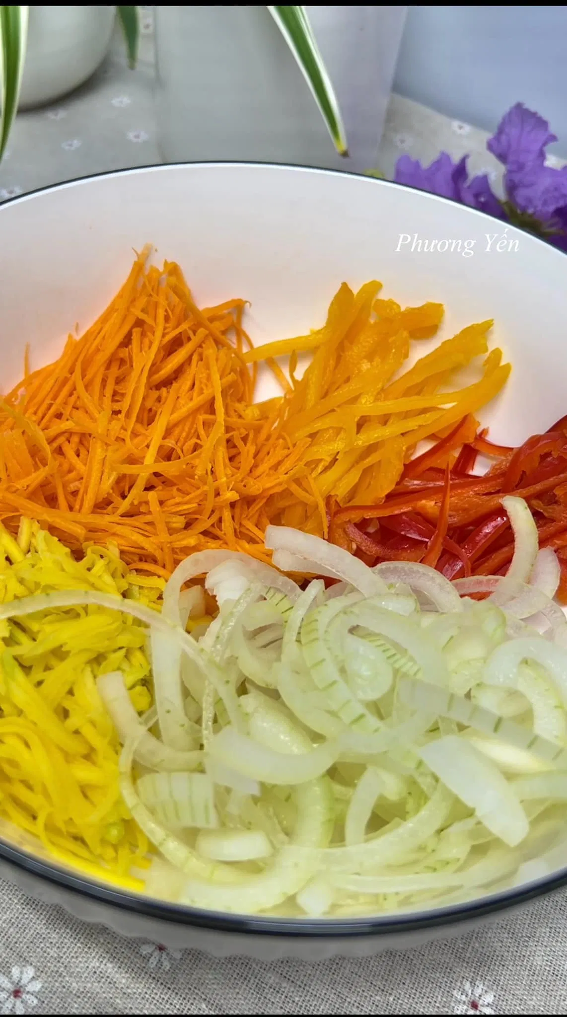 Cách làm gỏi bằng lăng ngon lạ miệng (Ảnh: Internet)