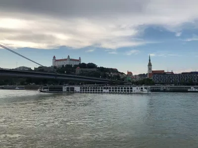 Hình chụp phong cảnh thành phố bên sông (Ảnh: Internet) Hình chụp phong cảnh thành phố bên sông (Ảnh: Internet)