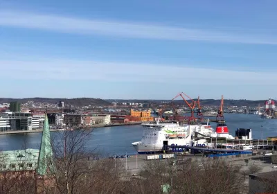 Hình chụp thành phố và khu vực cảng (Ảnh: Internet) Hình chụp thành phố và khu vực cảng (Ảnh: Internet)