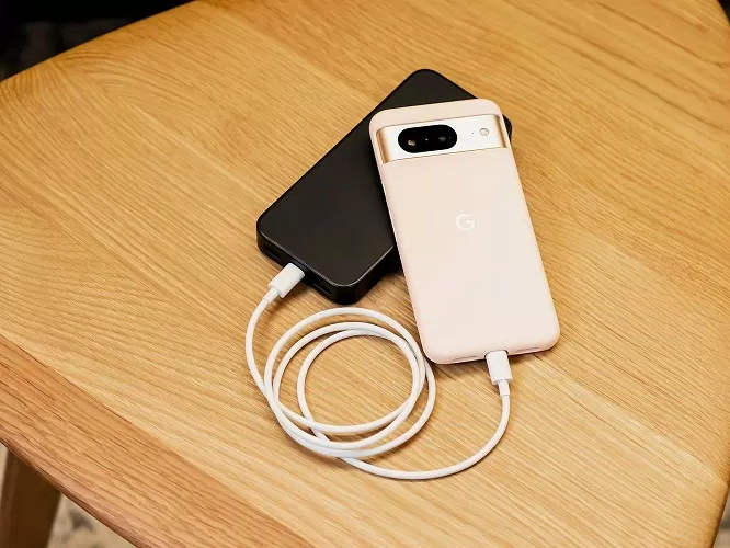 Điện thoại Google Pixel 8 đang sạc (Ảnh: Internet) Điện thoại Google Pixel 8 đang sạc (Ảnh: Internet)