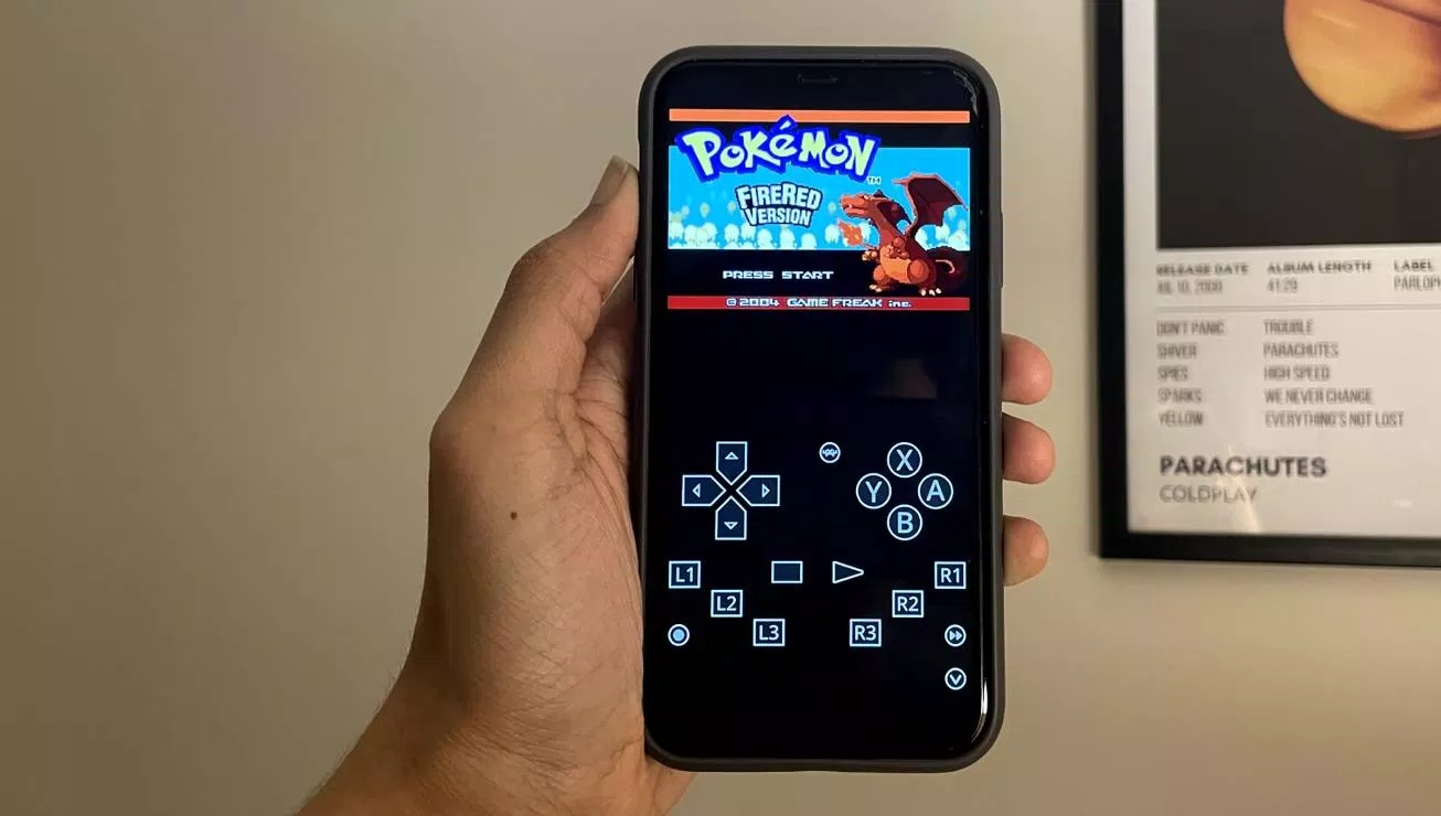 Chơi game Pokémon FireRed trên iPhone bằng RetroArch (Ảnh: Internet)