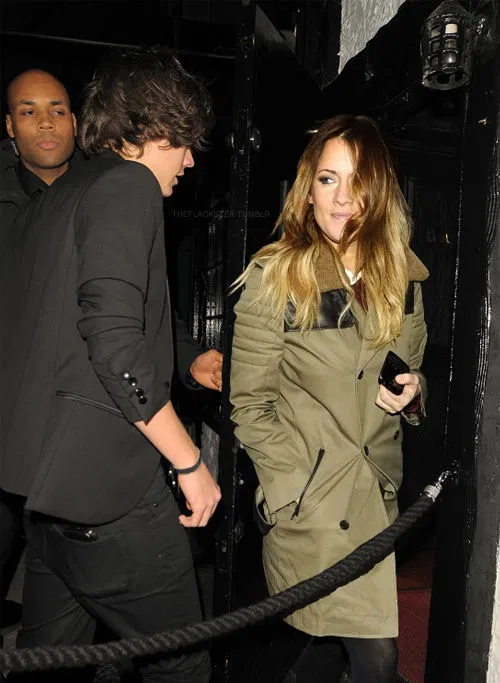 Harry Styles cùng cô người yêu hơn 15 tuổi (Ảnh: internet)