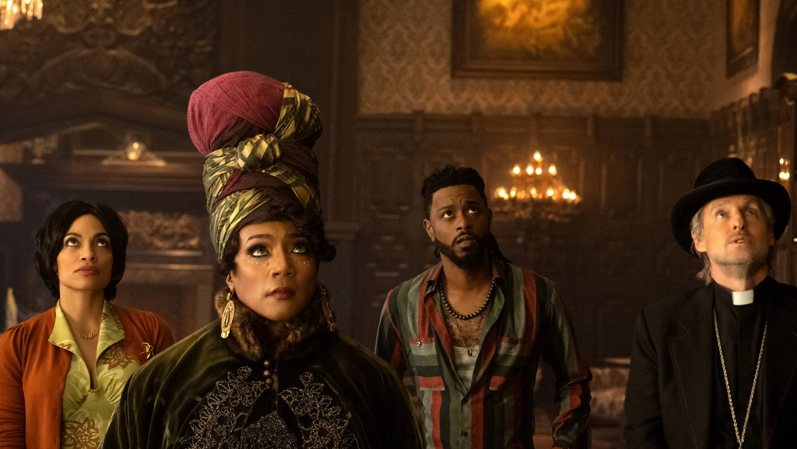 Các nhân vật tiến hành khám phá dinh thự (Ảnh: internet)