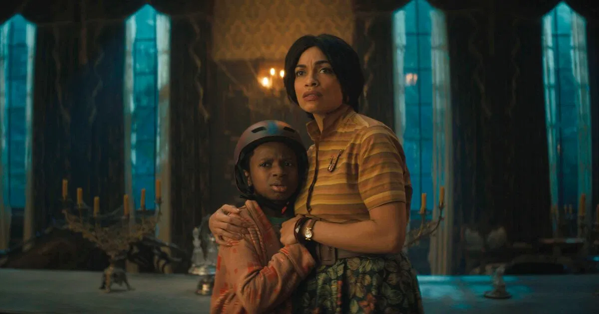 Hai mẹ con phải đấu tranh lại các hồn ma (Ảnh: internet)