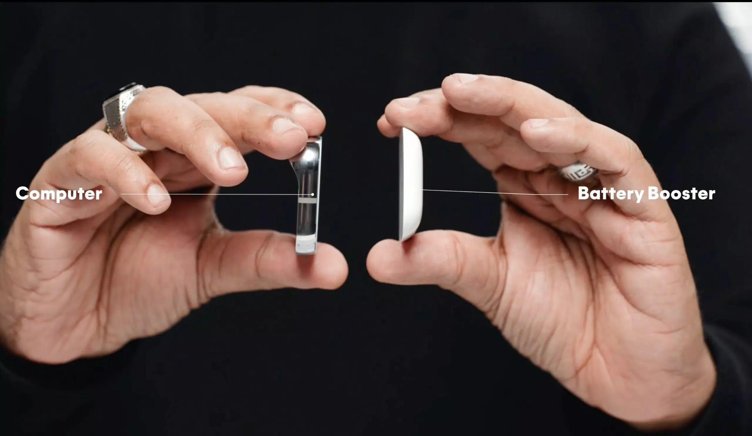 Humane AI Pin gồm hai phần được kẹp lại bằng nam châm (Ảnh: Internet) Humane AI Pin gồm hai phần được kẹp lại bằng nam châm (Ảnh: Internet)