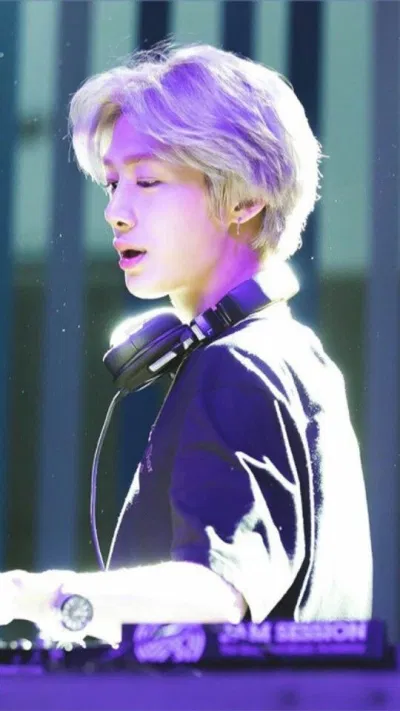 Chuyện là ngoài ca hát biểu diễn thì Hyunwoo còn có nghề tay trái làm DJ, mà mỗi khi lên sân khấu chà đĩa là lại khiến fan hú hét vì đẹp trai, cực kỳ phong trần, lãng tử.