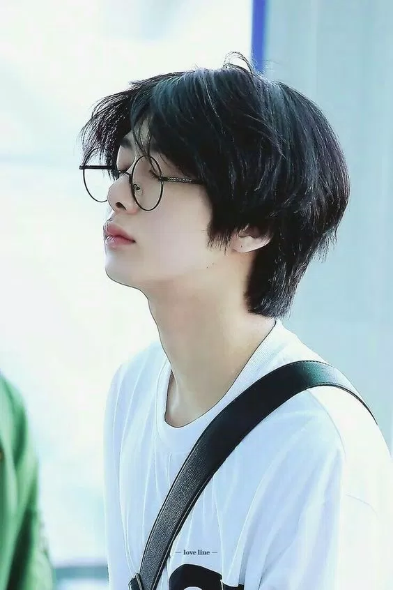 Hyungwon ngồi thở cũng ra meme, xuất hiện là hài xỉu, là "2G chập chờn", chuyên gia loading. (Ảnh: Internet)