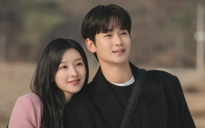 Yêu thích tấu hài là thế nhưng khi ở cạnh Kim Ji Won, Kim Soo Hyun như hóa thành một người khác.