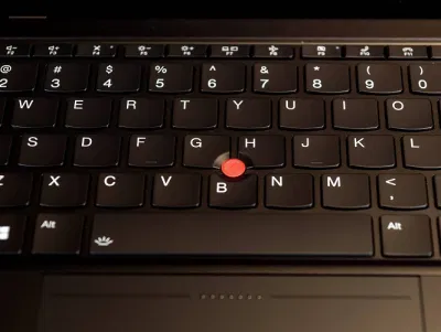 Nút TrackPoint của Lenovo Z13 Gen 2 (Ảnh: Internet) Nút TrackPoint của Lenovo Z13 Gen 2 (Ảnh: Internet)
