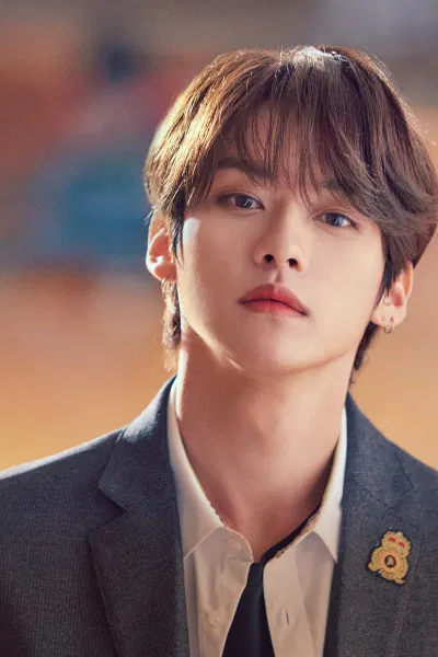 Lee Know hệt như nhân vật chính của một cuộc đời đầy cảm hứng như phim truyền hình (Ảnh: Internet)