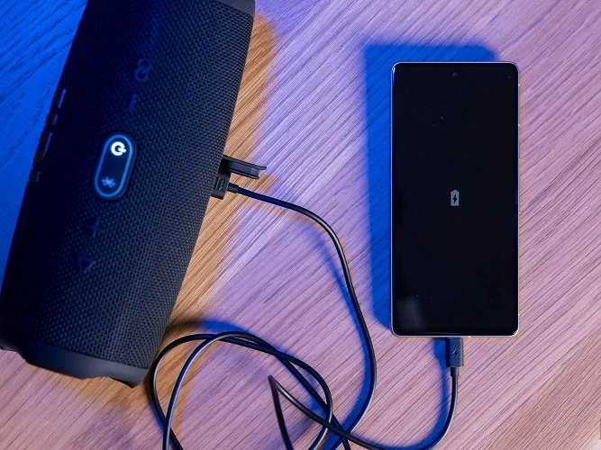 Loa JBL Charge 5 sạc pin cho điện thoại (Ảnh: Internet) Loa JBL Charge 5 sạc pin cho điện thoại (Ảnh: Internet)