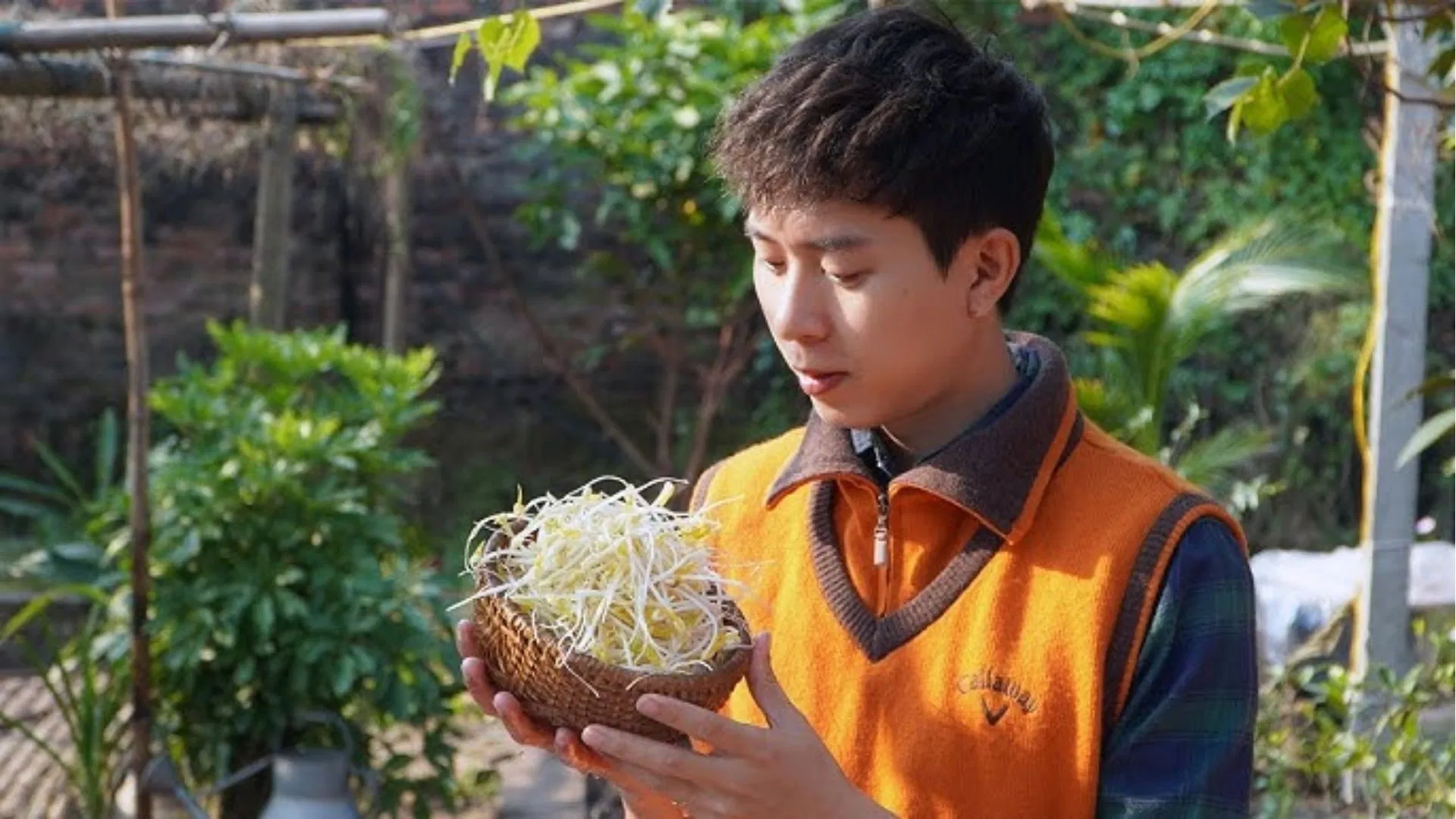 Sỡ hữu vẻ đẹp điển trai chủ kênh Lộc nông thôn còn đem đến cho người xem nhiều thước phim đẹp mắt ( Ảnh: Internet)